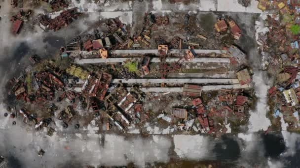 Vista superior del vertedero de basura de hierro en la zona de Chernobyl — Vídeos de Stock