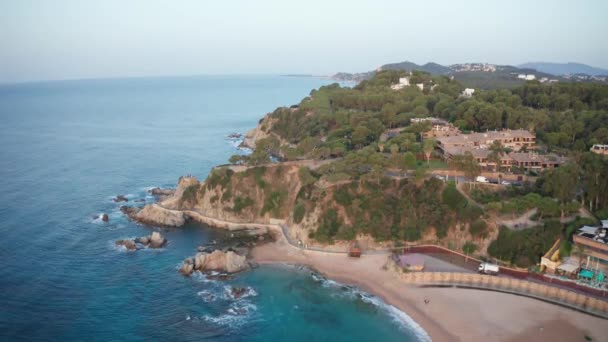 Lloret de Mar cape ve sahil üzerinde Drone uçuş — Stok video