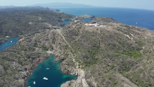 Vuelo de drones sobre el cabo de Creus con bahías azules — Vídeo de stock