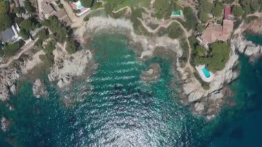 Deniz suyuna yansıyan parlak güneşin üst görünümü