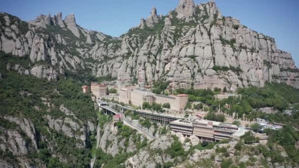 Vista aérea de la montaña de Montserrat con abadía — Vídeos de Stock