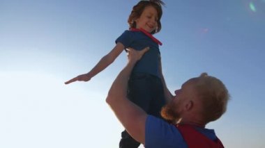 Baba oğlu yüksek taklit süper kahramanlar uçuş yetiştirme