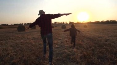 Sahada koşarken uçan oyuncu baba ve oğul