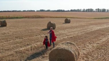 Süper kahraman poz baba ve oğlu Drone atış