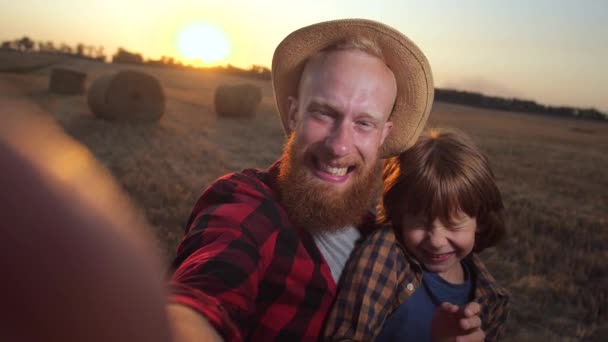 Komik baba ve oğlu dışarıda eğlenceli selfie çekmek — Stok video