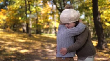 Açık hava sendromlu kız kardeşini kucaklayan tatlı çocuk.