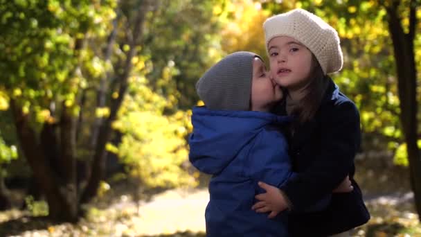 Retrato de amorosos hermanos pequeños en el parque de otoño — Vídeo de stock