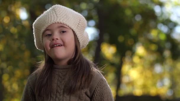 Porträt eines glücklichen Mädchens mit Down-Syndrom im Freien — Stockvideo