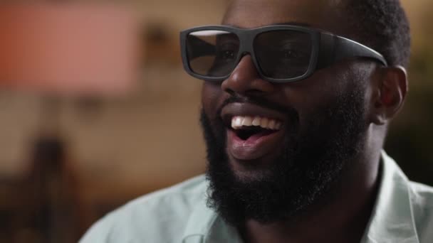 Выразительный человек, наслаждающийся 3D-шоу на домашнем экране — стоковое видео