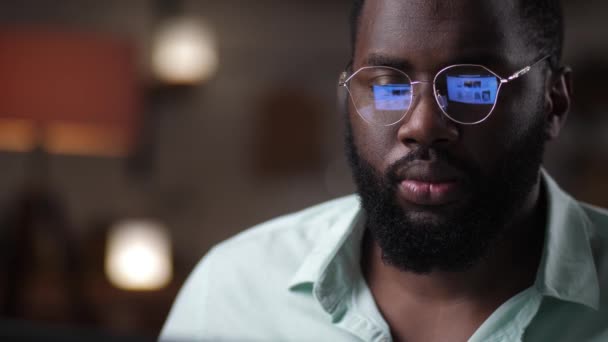 Reflejo de la pantalla de la PC en las gafas del hombre de compras — Vídeo de stock