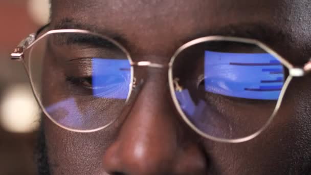 Üzletember szemüvegben dolgozik laptop az irodában — Stock videók