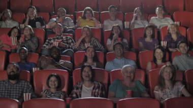 Çok uluslu izleyiciler sinemada komediden zevk alıyorlar