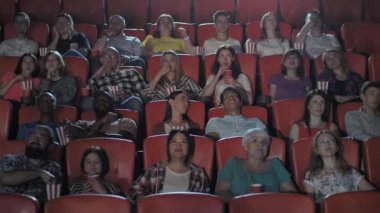 Sinemada film izleyen çok ırklı izleyiciler