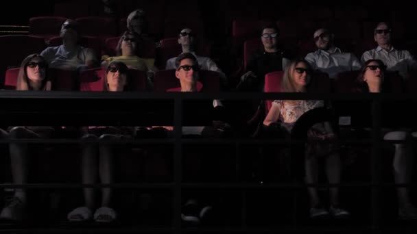 Publiken njuter av filmen i 4dx biograf hall — Stockvideo
