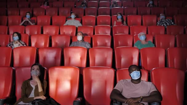 Diversas personas en el cine durante coronavirus — Vídeos de Stock