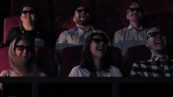 Радостные зрители в кинозале 4dx кинотеатра — стоковое видео