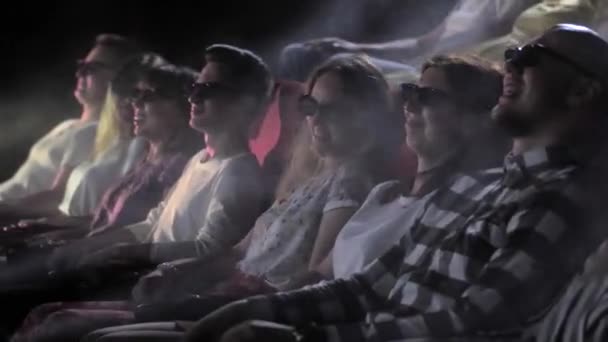 Nadšení lidé ve 3D brýlích sledující film ve 4dx — Stock video