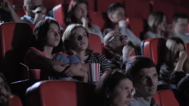Zwei Schulmädchen sehen aufregenden Horror im Kino — Stockvideo