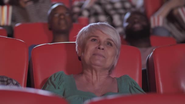 Mulher idosa assistindo melodrama no cinema — Vídeo de Stock