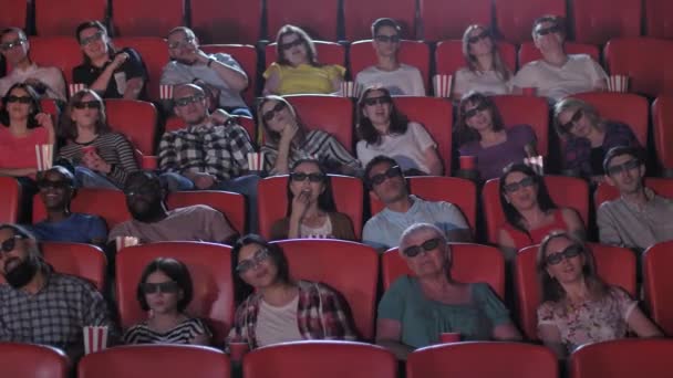 Diváci pohybující se hlavy při sledování filmu ve 3D — Stock video