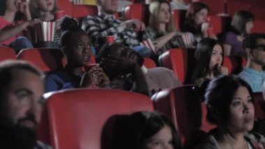 Afrika kökenli Amerikalı bir adam korku filmi sırasında uyuyor.