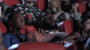 Afrika kökenli Amerikalı çift korku filmi izliyor.