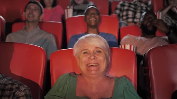 Joyful envelhecido feminino assistindo comédia no cinema — Vídeo de Stock