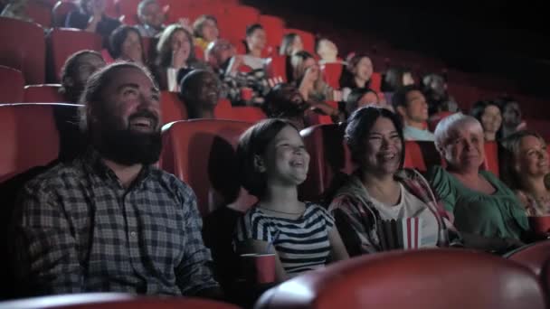 Szczęśliwa rodzina cieszy się komedią w kinie — Wideo stockowe