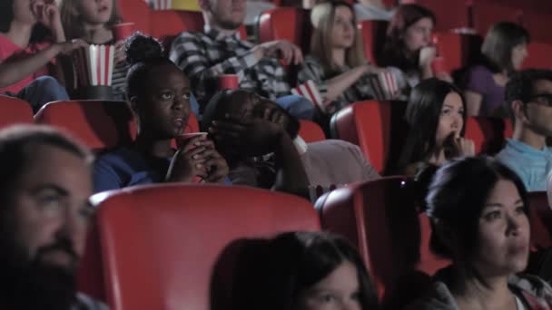 Afroamerikaner schläft während Horrorfilm — Stockvideo