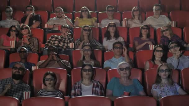 Olika tittare tittar på 3D-film på bio — Stockvideo