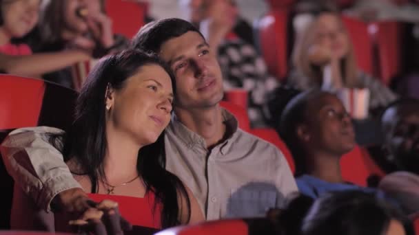 Любляча пара дивиться кіно в кінотеатрі — стокове відео