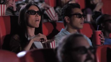 Karışık ırk çifti sinemada 3 boyutlu filmden hoşlanıyor.