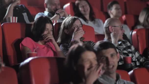 Две девочки-подростки смеются без остановки во время смешного фильма — стоковое видео
