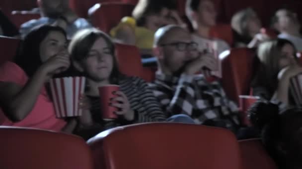 Sinemadaki farklı izleyiciler, siyah çifte odaklanın — Stok video