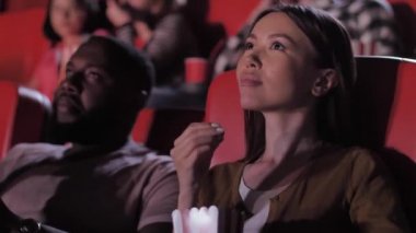 Asyalı kadın sinema salonunda heyecan verici filmlerden hoşlanıyor.