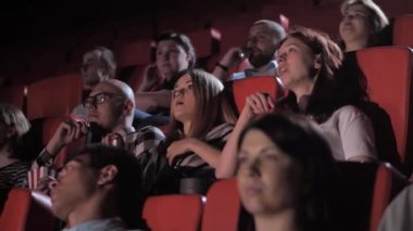 Canlı izleyiciler film izlerken sohbet ediyorlar.