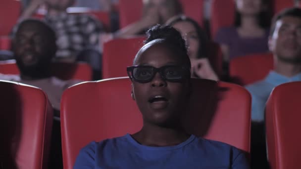 Afrikansk amerikansk kvinna tittar på spännande 3D-film — Stockvideo