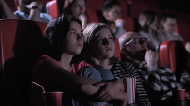 Amigos adolescentes assustados assistindo horror no cinema — Vídeo de Stock