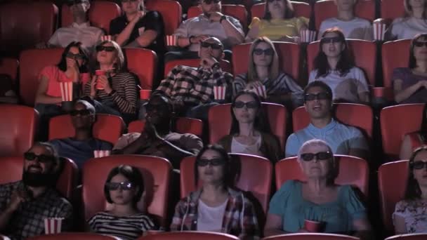 Zróżnicowana żywa publiczność ogląda film 3D — Wideo stockowe