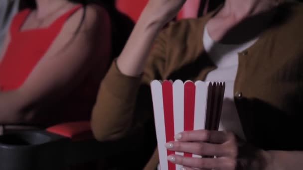 Asiatico femmina mangiare popcorn durante film a cinema — Video Stock