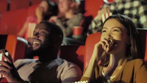 Глядачі сміються в кінотеатрі — стокове відео