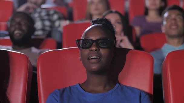 Uśmiechnięta czarna kobieta korzystająca z fascynującego filmu 3D — Wideo stockowe