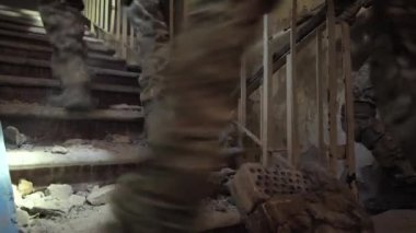 Askerler saldırı binasının merdivenlerinden çıkıyorlar.