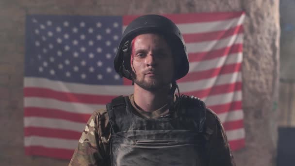Fier soldat blessé au casque contre le drapeau américain — Video