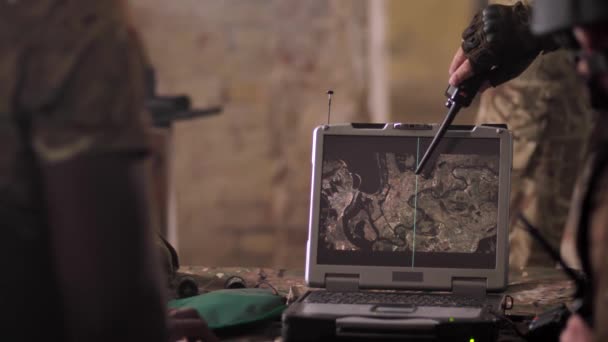 Солдати виявляють ворога на карті на армійському ноутбуці — стокове відео