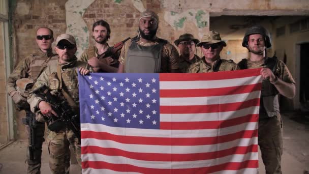 Squad of diverse military men holding USA flag — Stock Video