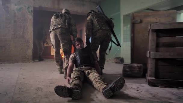 Солдаты увозят раненых с поля боя — стоковое видео