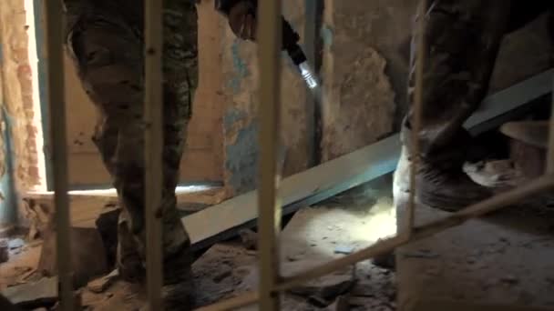 Soldaten beklimmen trap van geruïneerd gebouw — Stockvideo