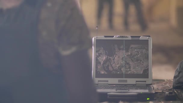 Ekran laptopa wojskowego podczas wykrywania wroga — Wideo stockowe