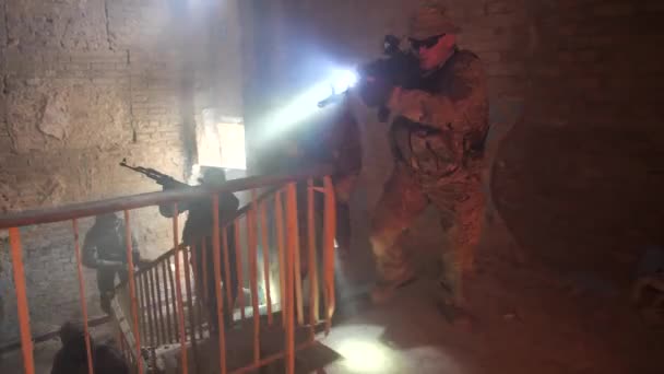 Escouade de soldats armés pendant l'action militaire — Video